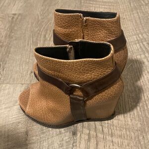 Brunello Cucinelli 37 tan wedges